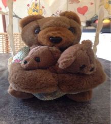 Suspension chambre enfant. Maman ourse tenant ses 2 oursons 