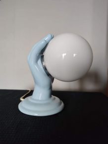 lampe main en céramique bleue et globe opaline blanc vintage