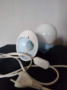 lampe main en céramique bleue et globe opaline blanc vintage