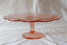 Plat sur pied verre rose