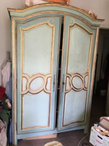 Armoire ancienne style italienne chapeau de gendarme