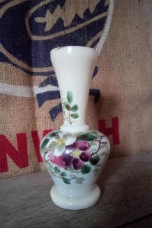 Joli vase ancien en opaline 