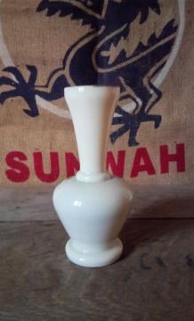 Joli vase ancien en opaline 