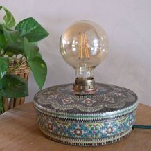 Lampe vintage avec une boîte ancienne en métal