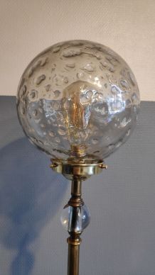 lampadaire pied laiton et globe en verre texturé