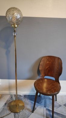 lampadaire pied laiton et globe en verre texturé