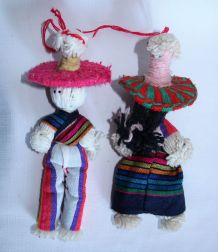 Lot de deux poupées traditionnelles mexicaines en laine. 