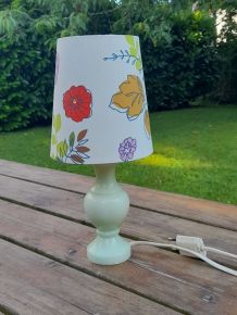 Petite lampe à poser, albâtre vert pâle et motif floral