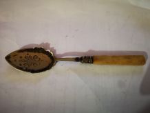 ancienne cuillère à Sucre gravée argentée