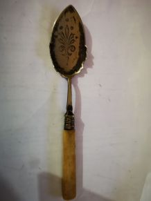 ancienne cuillère à Sucre gravée argentée
