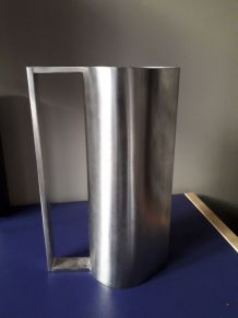 Pichet en inox brossé au design italien signé Armani Casa