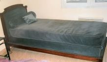 Petit lit ancien en bois massif et velours bleu