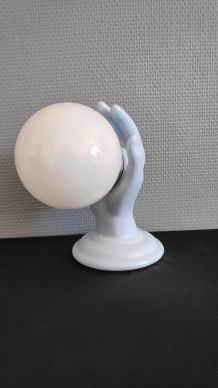lampe main en céramique bleue et globe opaline blanc vintage