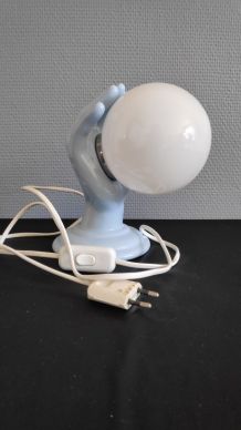 lampe main en céramique bleue et globe opaline blanc vintage