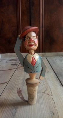 Ancien bouchon à système en bois sculpté (ANRI)