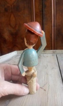 Ancien bouchon à système en bois sculpté (ANRI)