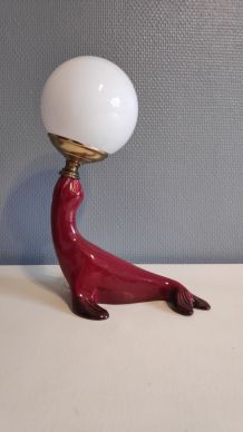 lampe otarie en céramique bordeaux avec globe opaline