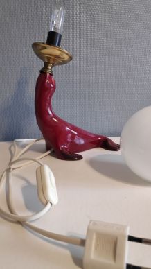 lampe otarie en céramique bordeaux avec globe opaline