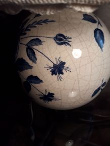 lampe porcelaine peint a la main  ,vernis et  craqueler  ,ab