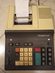 Calculatrice Triumph 121P. Fonctionnelle