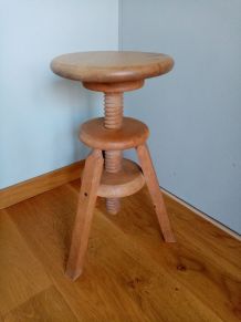 Tabouret à vis tripode