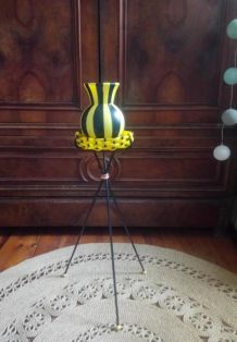 Joli vase en plastique et son support sur pied  Années 50/60