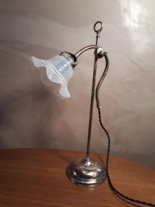 lampe laiton de bureau a balancier tulipe opalescente 1900  