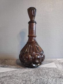 carafe en verre marron avec bouchon