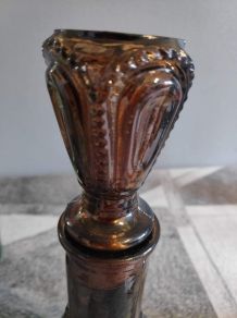 carafe en verre marron avec bouchon