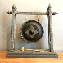 Gong sur portique en bois