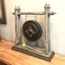 Gong sur portique en bois