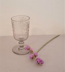 verre ancien à pied, sablé fleur