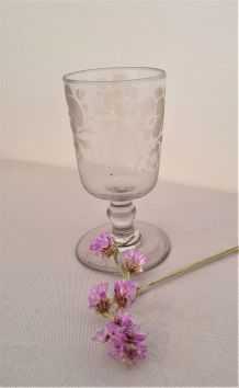 verre ancien à pied, sablé fleur