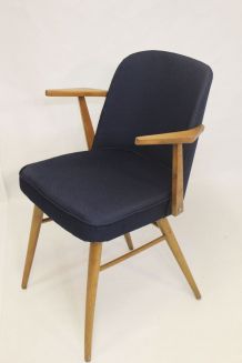 Chaise scandinave accoudoirs suspendus, retapissée tissu ble