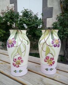 Paire de vases anciens en opaline émaillée 