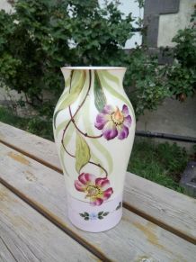 Paire de vases anciens en opaline émaillée 