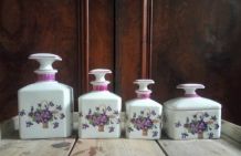 Ancien ensemble de toilette en porcelaine de Limoges 