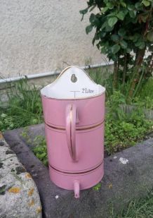 Ancien pot de lavement mural émaillé rose et doré 