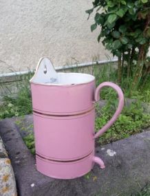 Ancien pot de lavement mural émaillé rose et doré 