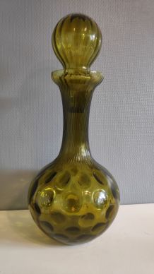 carafe verte en verre avec bouchon rond nervuré