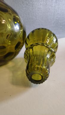 carafe verte en verre avec bouchon rond nervuré