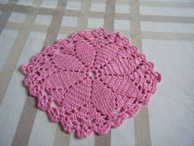 Petit napperon rose fait main crochet Vintage 60'S