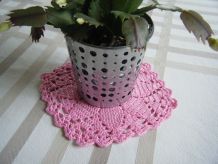 Petit napperon rose fait main crochet Vintage 60'S