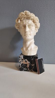 buste en composite blanc et socle en marbre