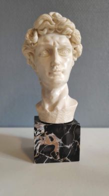 buste en composite blanc et socle en marbre