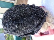 Chapeau calot noir en laine bouclée année 1953