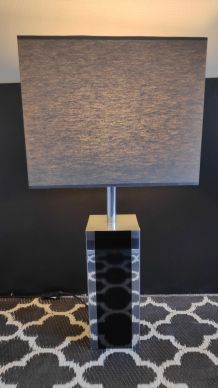 grande lampe avec pied noir et gris carré et abat-jour gris