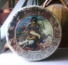 Ancienne boîte à biscuits en tôle repoussée