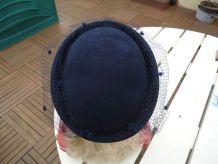 Chapeau voilette marine en laine feutrée 