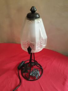 lampe fer forgé et son verre moulé opaque 1900 a 30 art deco